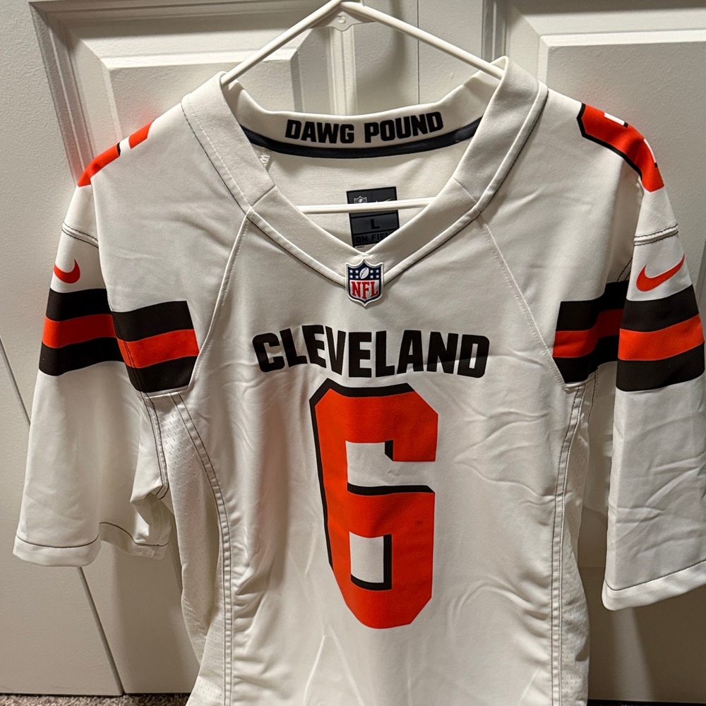 🔥Nike White and Orange Cleveland Jersey🔥